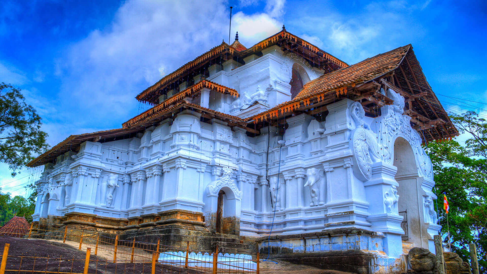 The Golden Crown - Lankathilaka Temple