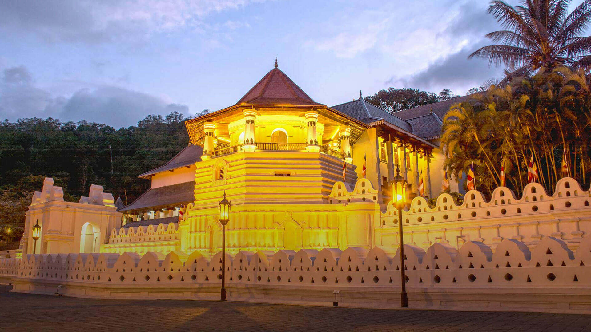 The Golden Crown - Temple Of Tooth Relic